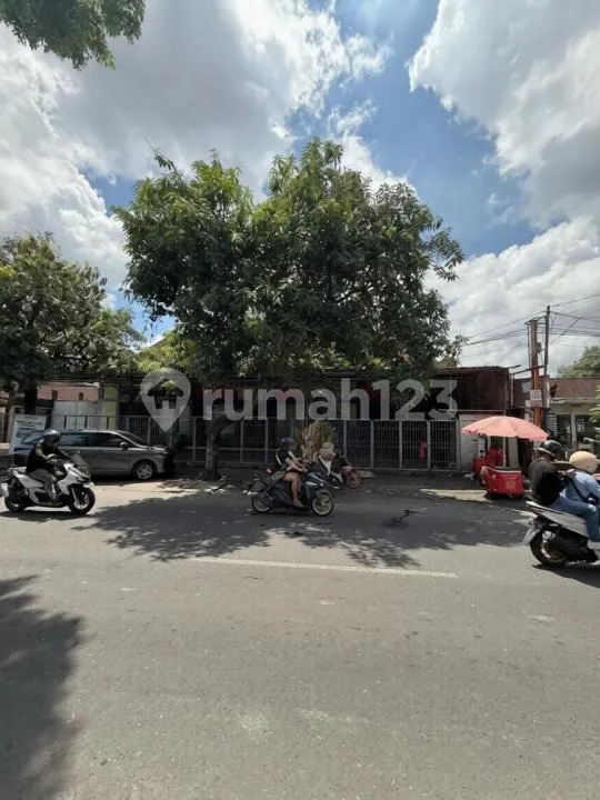 Ruko Dijual Ex Toko Bangunan di Jalan Raya Kerobokan - Image 1 of 4