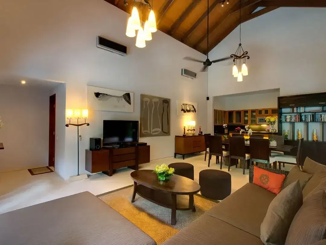 Freehold - Luxurious Balinese Retreat with Spacious Living, Lush Gardens, and Prime Seminyak Location - Image 5 of 10