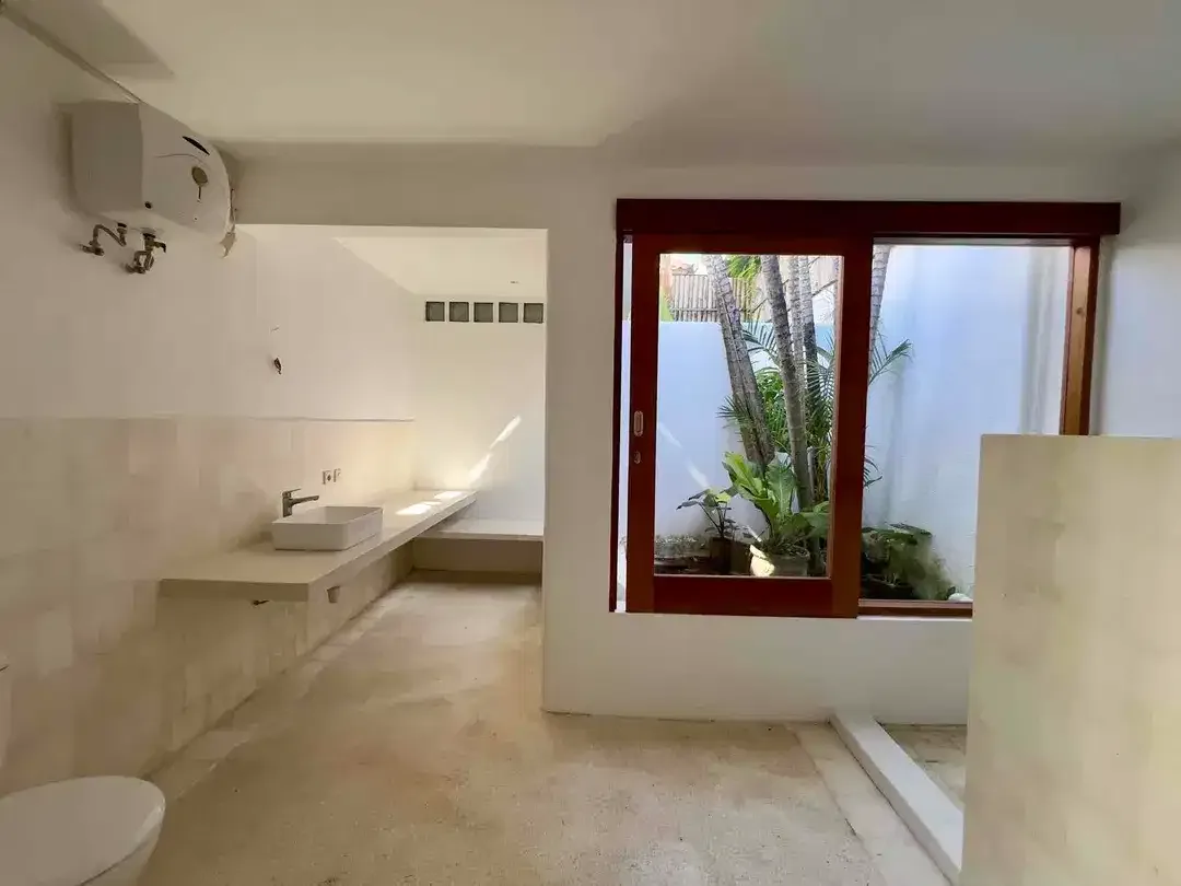 3 BEDROOMS COZY TROPICAL BOHO STYLE  LOCTION STRATEGIC CLOSED INTERNATIONAL  SUNRISE SCHOOL AT KEROBOKAN - Image 7 of 10