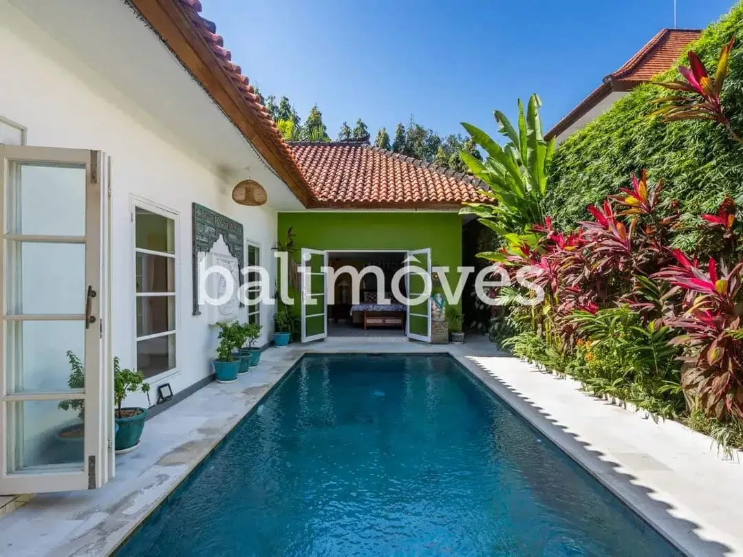 Dijual: Vila Empat Kamar Tidur yang Memukau dengan Status Hak Sewa di Area Pantai Sanur - Image 1 of 10
