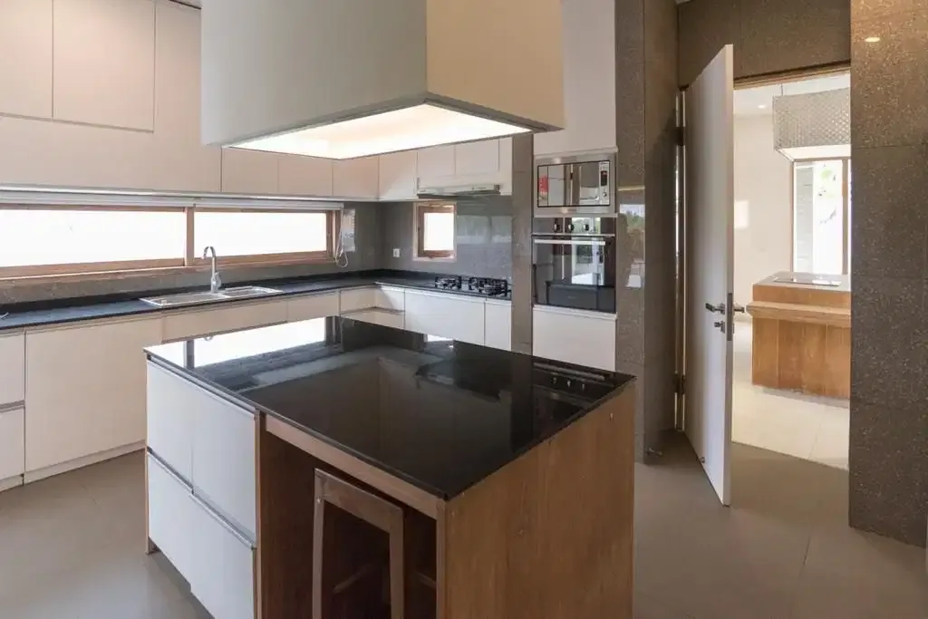 LUXURY PRIVATE VILLA STRATEGIC NEAR BEACH CEMAGI - Image 2 of 10