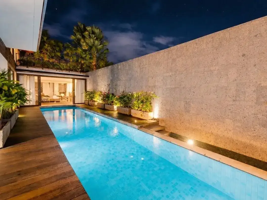 FREEHOLD THREE-LEVEL FOUR BEDROOM VILLA IN BERAWA - Image 1 of 10