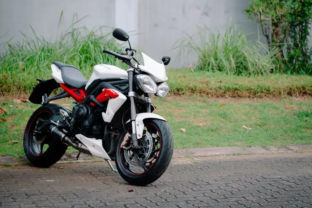 Triumph Street Triple 675 2015 white full mulus no minus - Image 1 of 10
