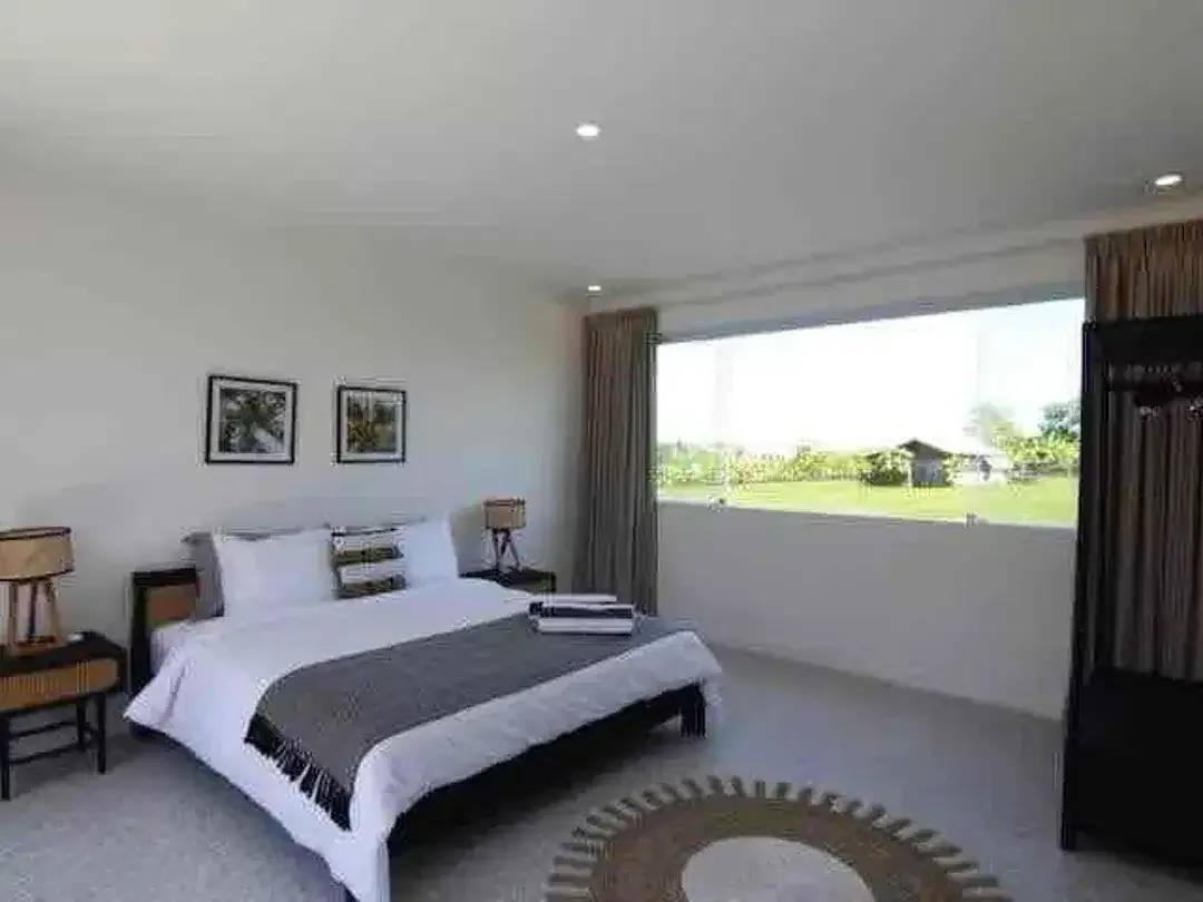 3 BEDROOMS RICE FIELD VIEW VILLA LUXURY MODERN STYLE SECURE LIVING LOCATION PRIME AND STRATEGIC AT BATUBOLONG CANGGU - Image 4 of 10