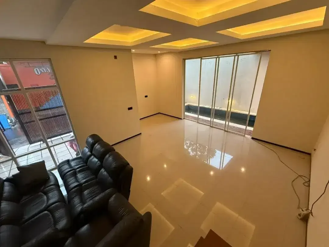 DIJUAL RUMAH TINGGAL MODERN 2 LANTAI – FULLY FURNISHED Dilengkapi Kolam Renang Pribadi - Image 5 of 6