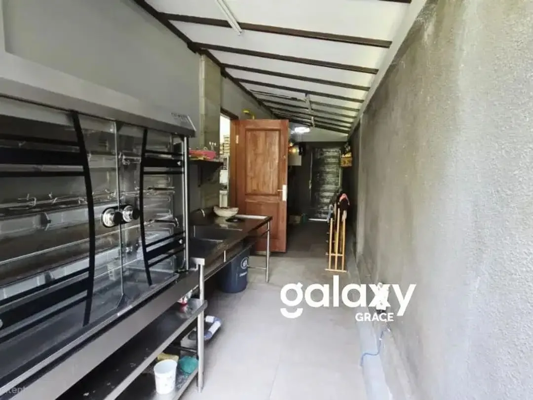 SUBLEASE BISTRO & A WOODEN HOUSE - PANTAI SABA GIANYAR - Image 9 of 10