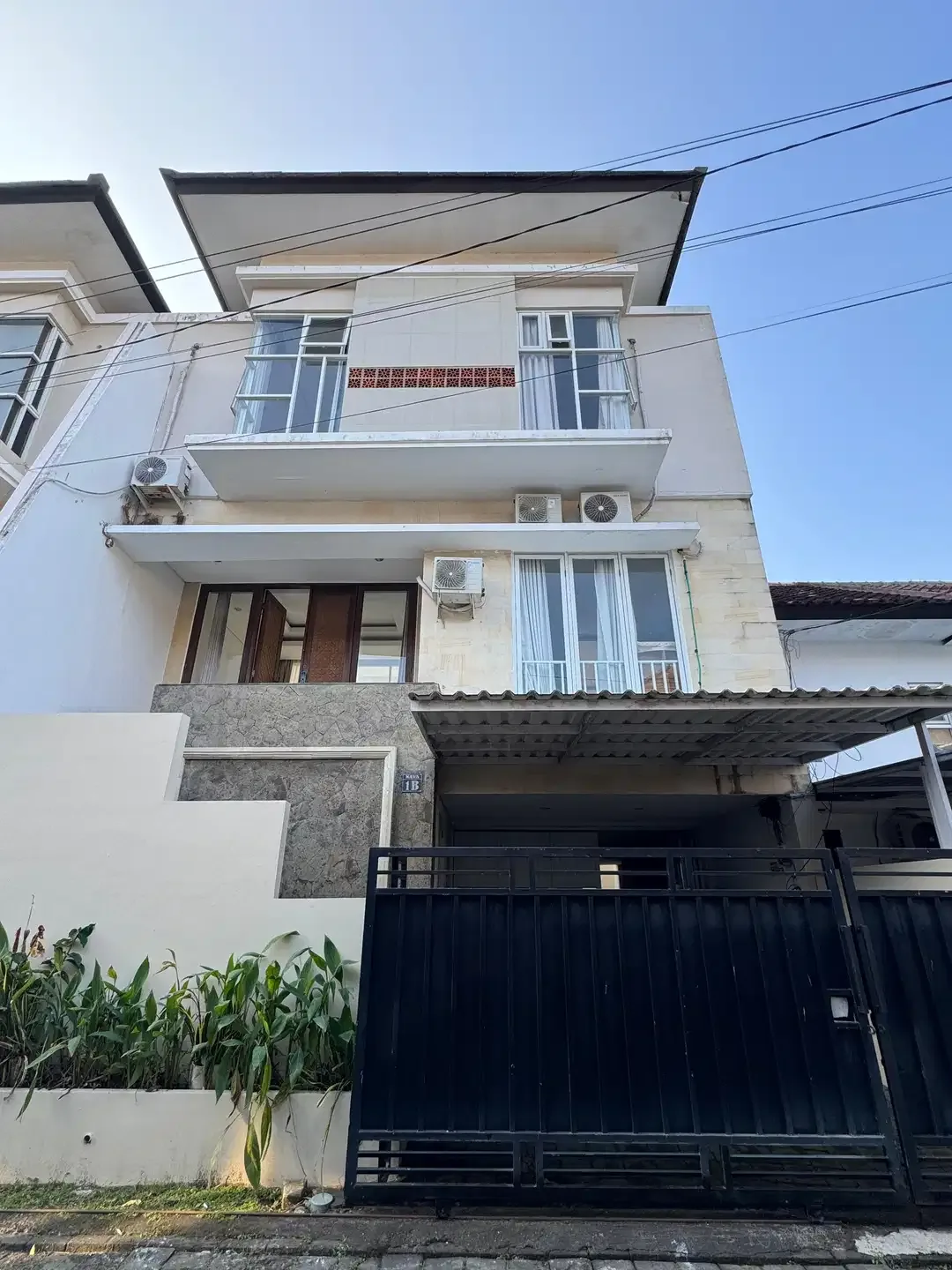 HARUS LAKU CEPAT RUMAH STRATEGIS FURNISHED with POOL NUSA DUA BADUNG BALI - Image 1 of 10