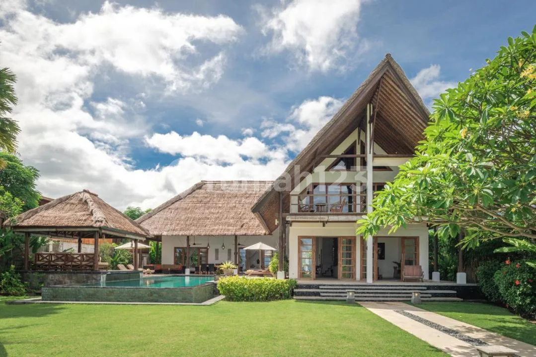 Luxury Villa Beachfront Seririt Buleleng Bali 1950M2 - Image 3 of 4
