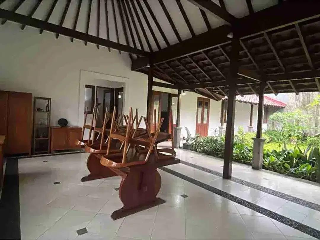 Disewakan Rumah 3 kamar luas 4 are di kawasan Elite Renon dengan halaman dan parkir luas - Image 1 of 10