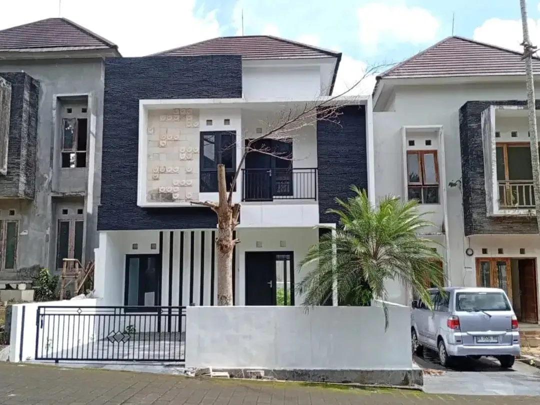 Rumah 2 lantai Sudah Renovasi di Perumahan Exclusive One Gate  Griya Loka Tabanan - Image 1 of 6