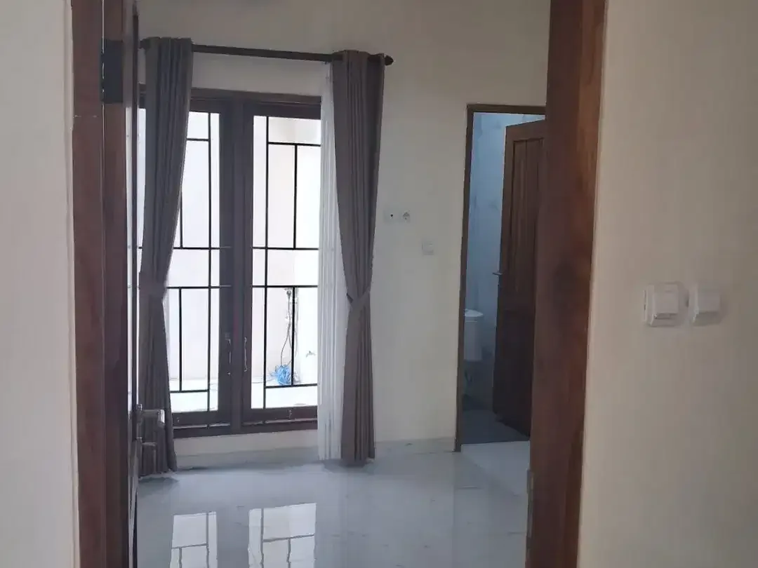 FOR RENT UNIT BARU RUMAH STARTEGIS DEKAT DENGAN PUSAT KOTA RENON - Image 1 of 9