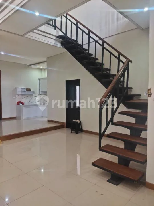 Rumah Luas 5 Kamar di Lingkungan Perumahan Premiun Pusat Kota - Image 2 of 4
