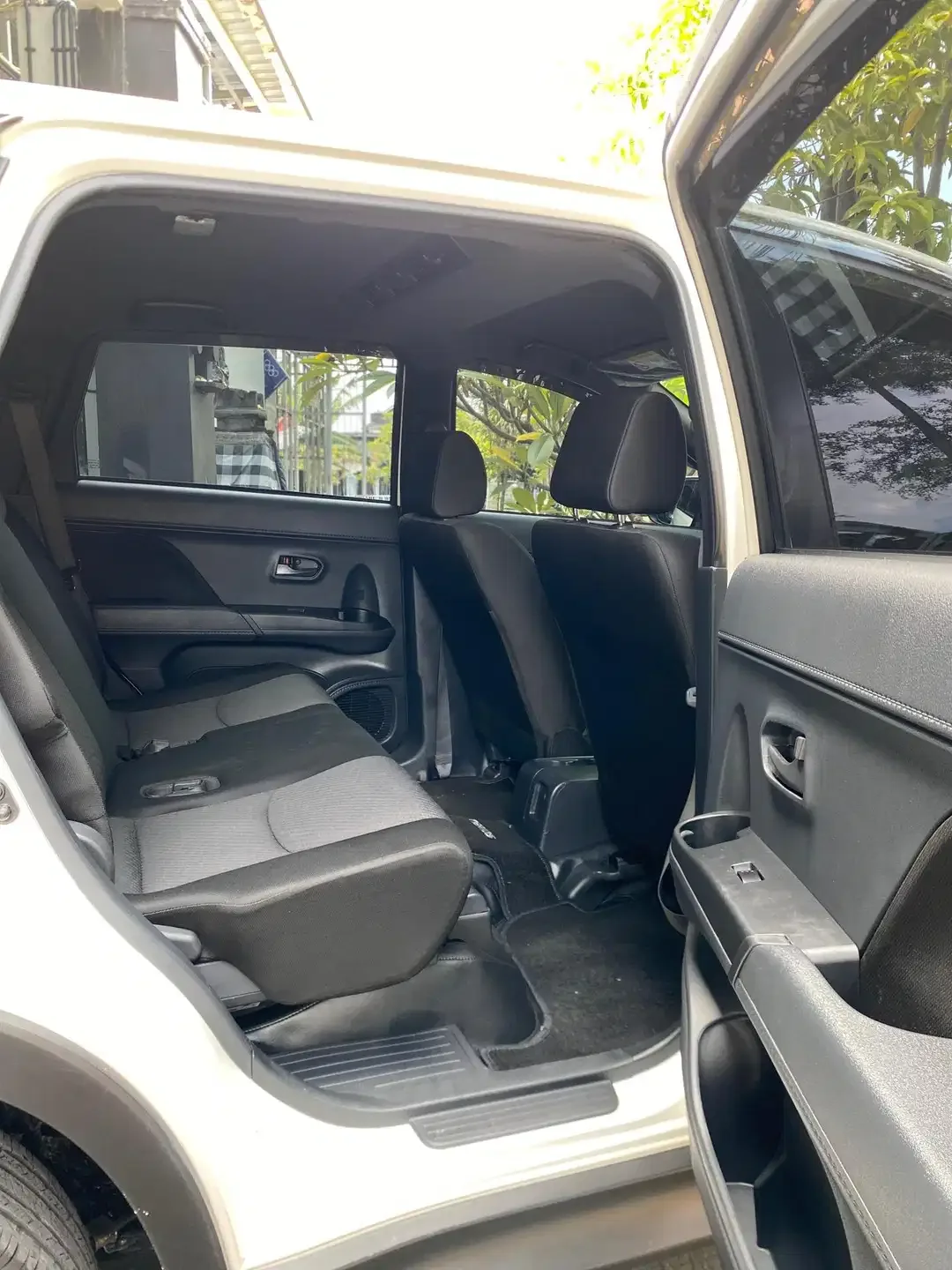 Daihatsu Terios X Manual 1.5 MT 2023 - Image 7 of 10