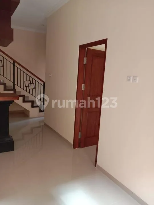 Rumah Sewa 2 Lantai di Renon 3 Kamar Tidur Harga Termurah - Image 3 of 4