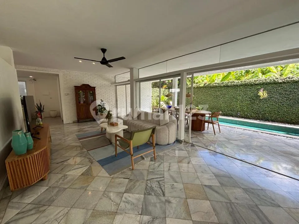 Villa Luas 4 Kamar dengan Taman dan Pool di Petitenget Seminyak - Image 2 of 4