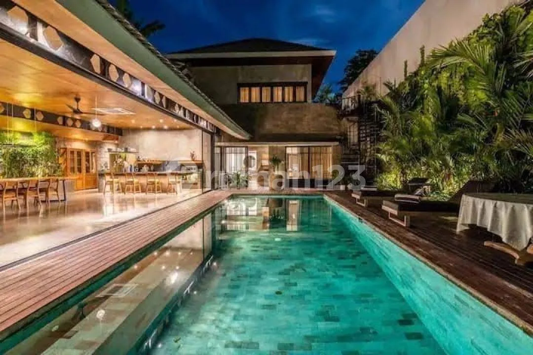 Villa Mewah 2 Lantai Dekat Pantai Nelayan Strategis di Canggu - Image 2 of 4