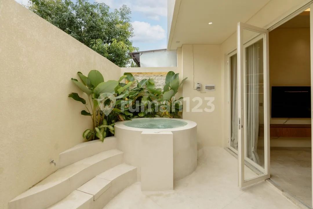 1 Bedroom Villa With Outdoor Jacuzzi And Enclosed Living Space In Berawa (R-Cg17) - Image 1 of 4