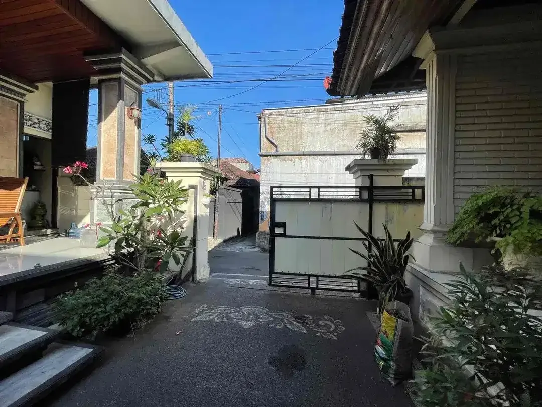 Dijual Cepat Rumah Lantai 2 Style Bali & Sangat Dekat dengan Jalan Induk Gunung Agung Denpasar Barat - Image 8 of 8