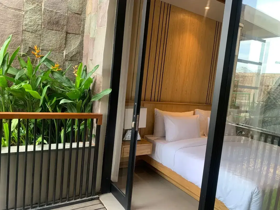 BRAND NEW 3 BR FULL FURNISHED VILLA IN CENTER BATUBOLONG CANGGU - Image 5 of 8