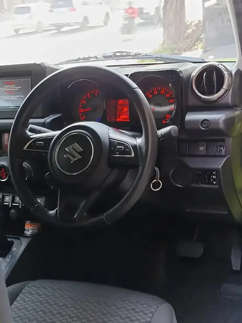 SUZUKI JIMNY 4X4 BENSIN 3 PINTU WARNA MENARIK - Image 7 of 10