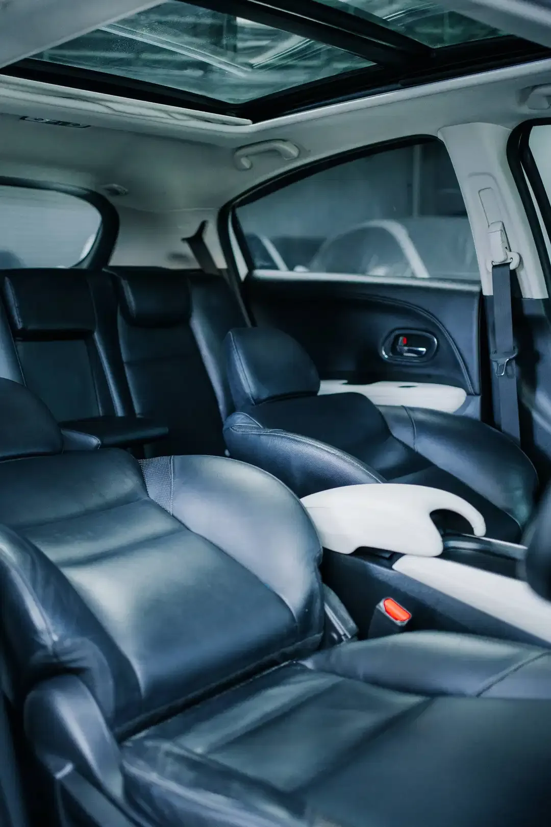 HONDA HRV PRESTIGE 1.8 CVT 2017 - Image 7 of 10
