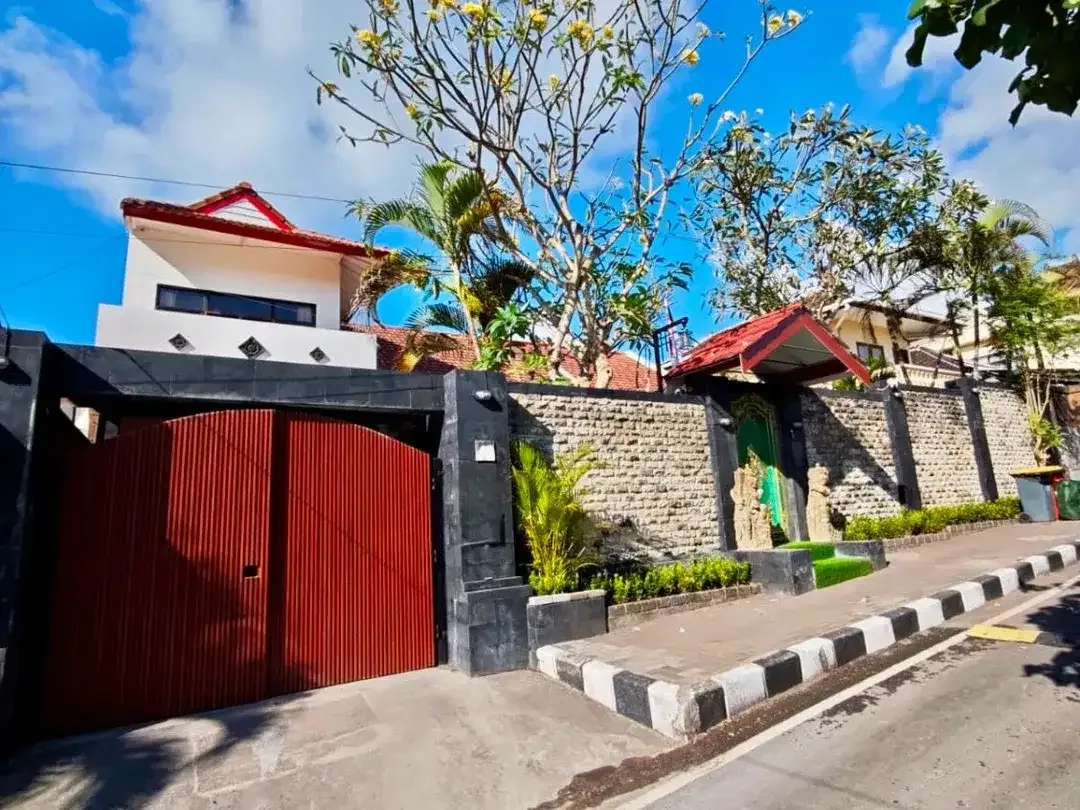 RUMAH BALINESE EXCLUSIVE 2 LANTAI DI SILIGITA NUSA DUA DEKAT PANTAI MENGIAT - Image 1 of 10