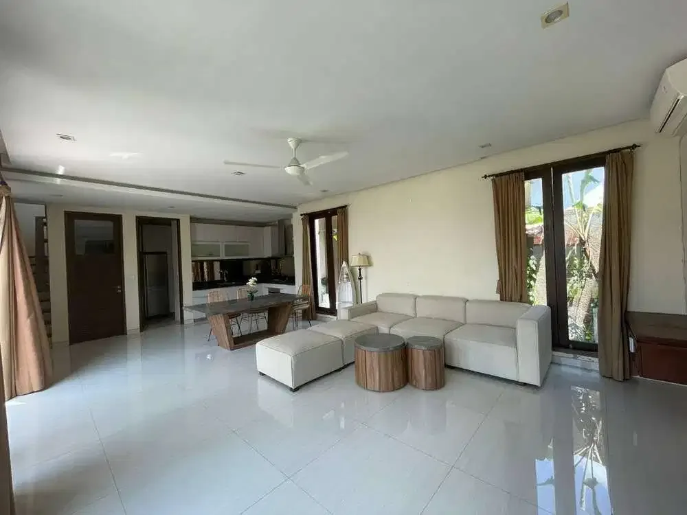 FOR SALE VILLA WITH AIRPORT AND OCEAN VIEW IN UNGASAN - Image 8 of 10