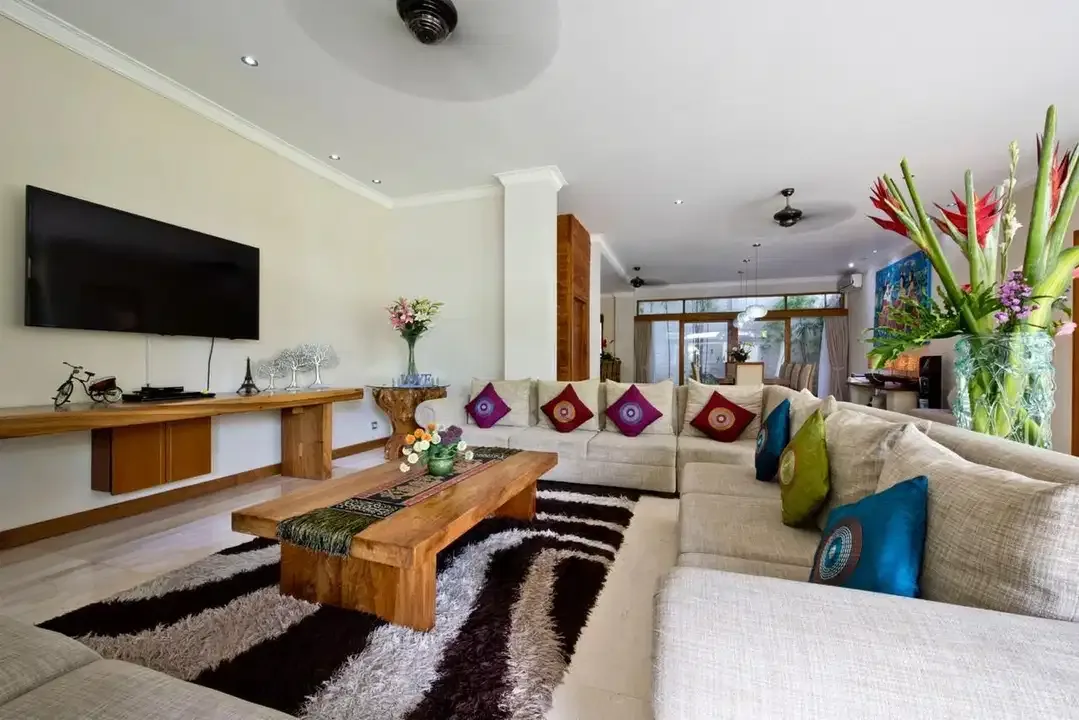 Villa 2 Lantai Elegan dengan Taman Besar di Kerobokan - Image 3 of 10