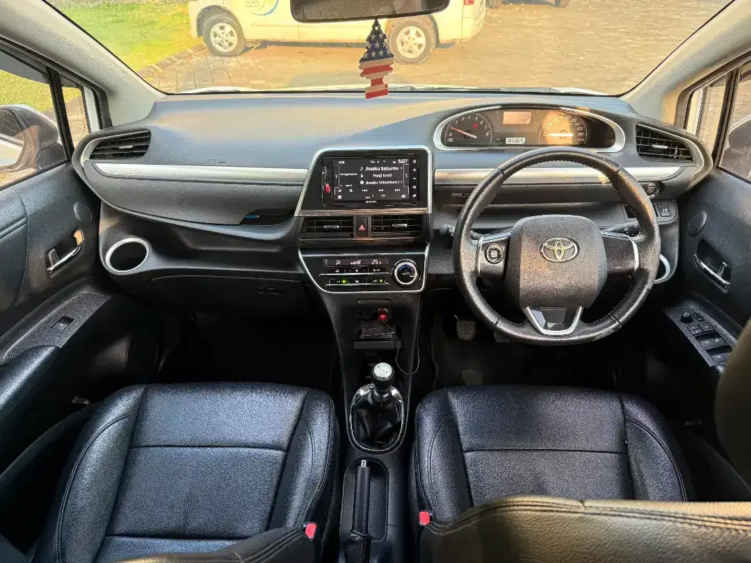 Toyota Sienta V 6MT AsliBali Low KM 20rb istimewa - Image 5 of 8