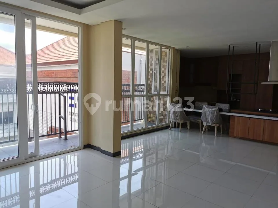Dijual / Disewakan - Gedung Ruko 3 Lantai dengan Lift | Investasi & Usaha Premium - Image 3 of 4