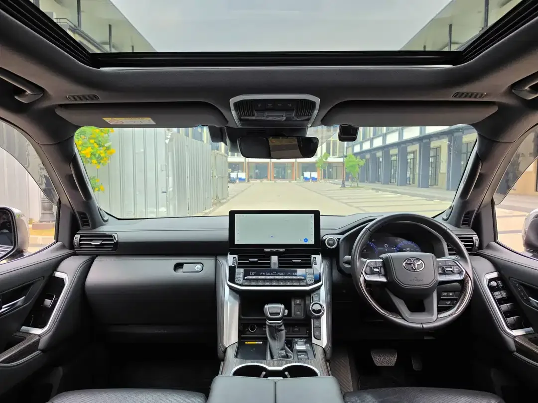 Toyota Land Cruiser 300 VXR 4x4 - Image 5 of 10