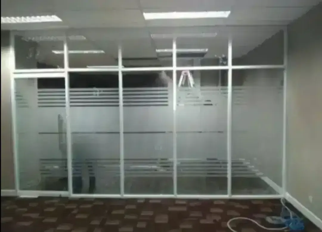Sekat ruangan kaca hias dengan stiker sanblas cutting list & kaca film - Image 1 of 1