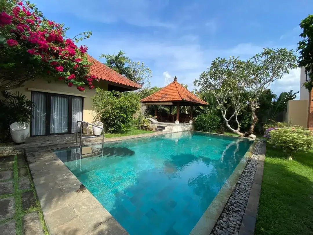 Villa Tersembunyi Dengan Gaya Klasik Dengan Suasana Hijau Dan Tenang Jimbaran - Image 4 of 10