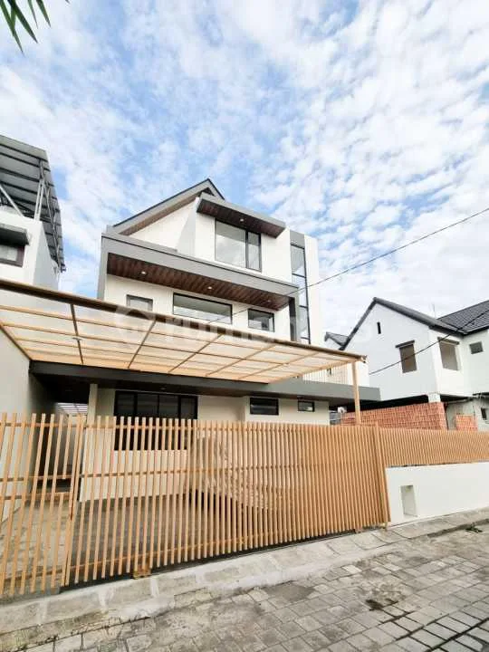 Rumah Baru Modern Siap Huni 3 Lantai Dekat Canggu - Image 1 of 4