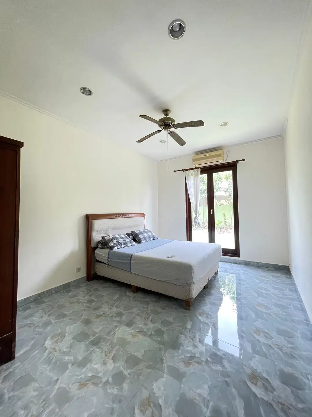 VILLA MEWAH SANGAY LUAS NYAMAN FURNISHED LOKASI STARTEGIS KE PANTAI - Image 10 of 10
