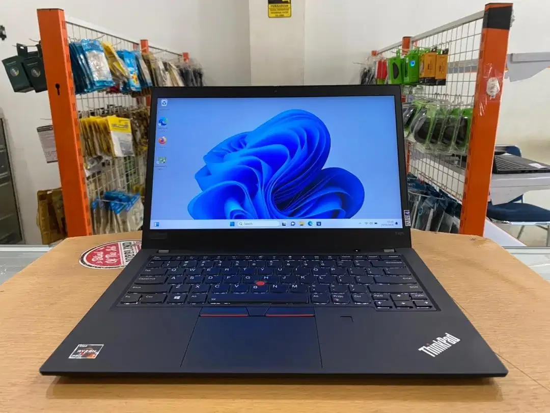 Lenovo ThinkPad T495 Amd Ryzen 7 Pro Ram 16GB SSD 512GB VGA 2GB Mulus - Image 1 of 10