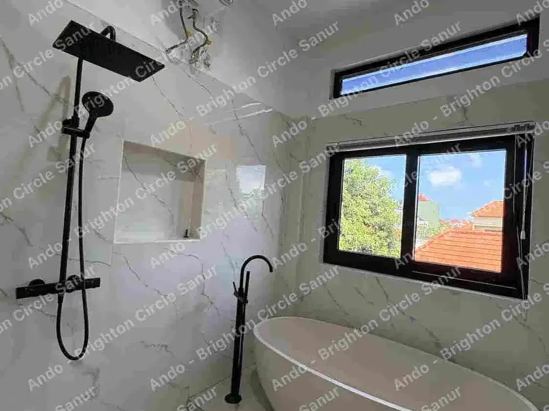 RUMAH MODERN 4 KAMAR TIDUR YANG BARU DIRENOVASI DAN DILENGKAPI PERABOT DI SANUR - Image 3 of 10