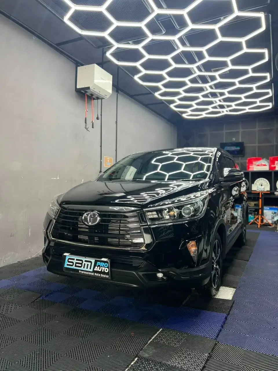 INNOVA VENTURER 2022 HITAM DIESEL AT ASLI BALI - Image 2 of 10