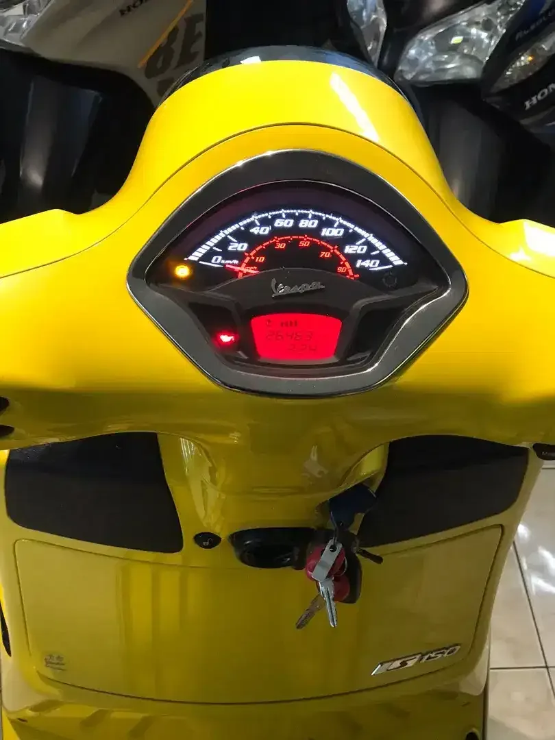 DP 6 JT/ PIAGGIO VESPA GTS TAHUN 2023 BALI DHARMA MOTOR - Image 9 of 9