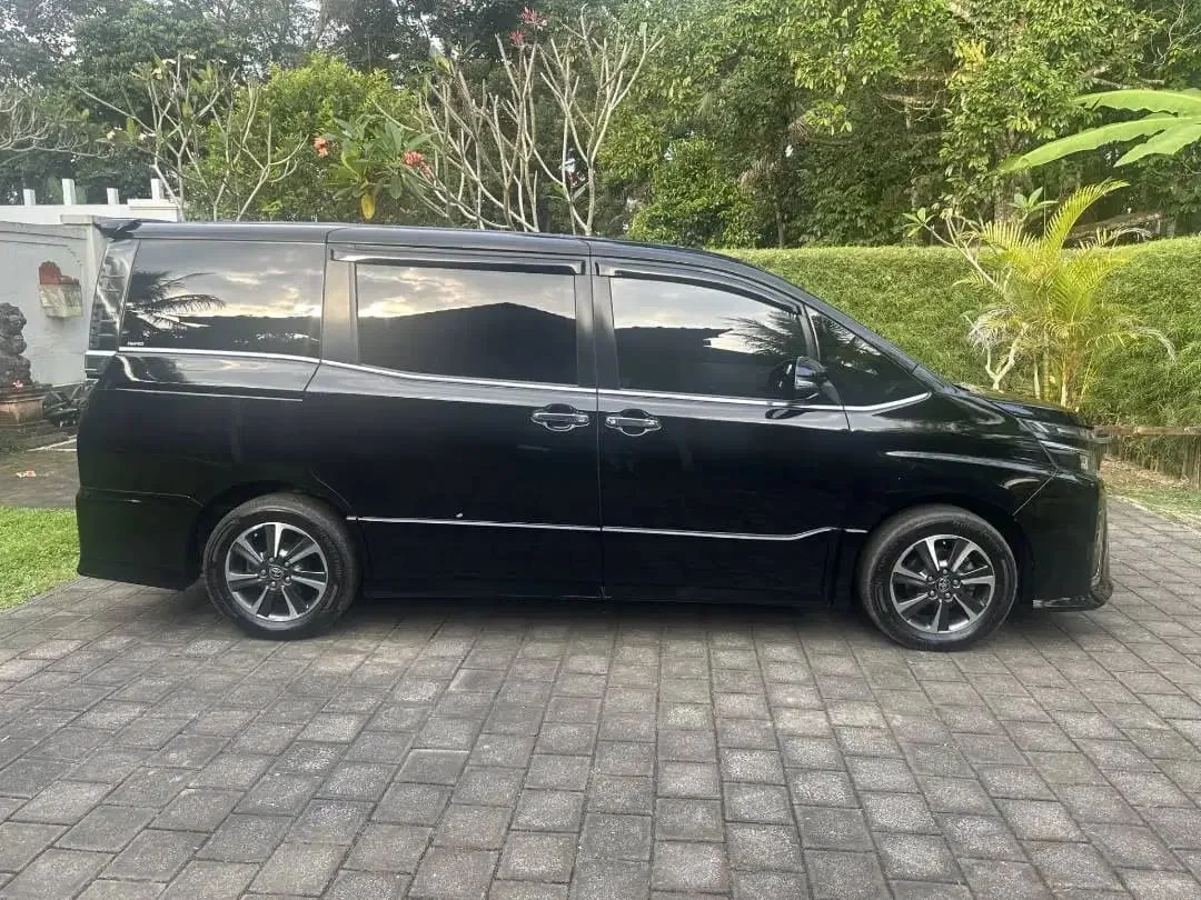TOYOTA VOXY 2020 - Image 2 of 10