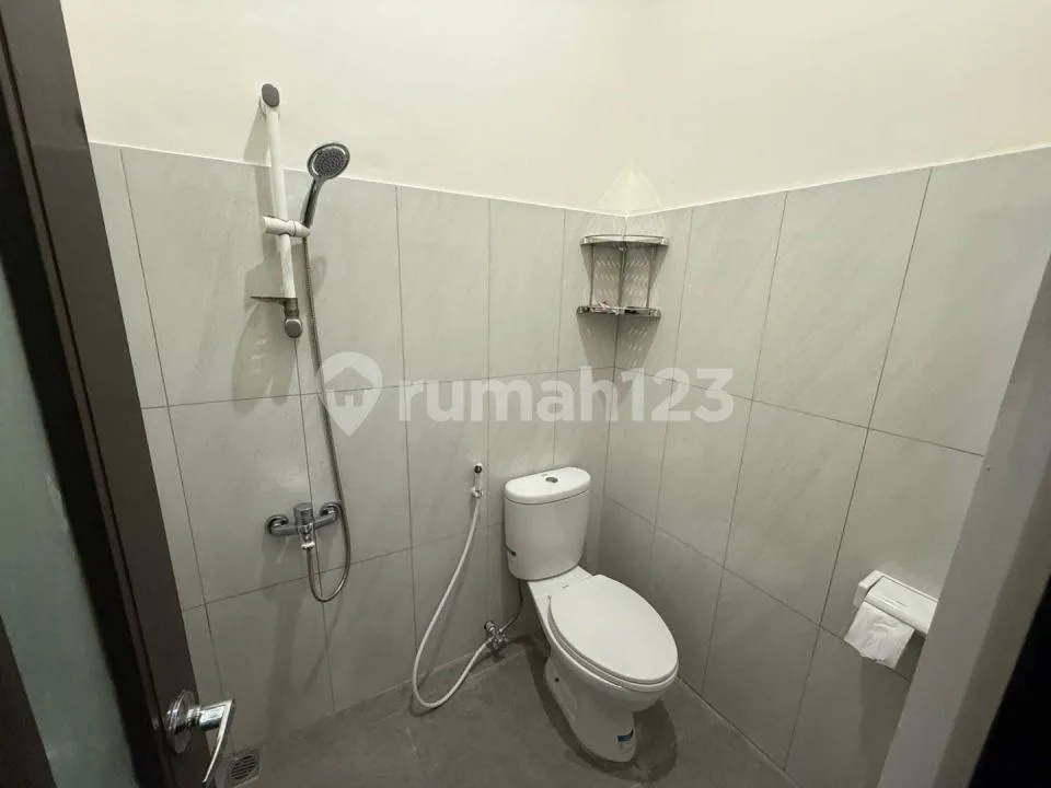 Rumah Minimalis 2 Lantai Furnish Siap Huni Berlokasi Strategis - Image 3 of 4