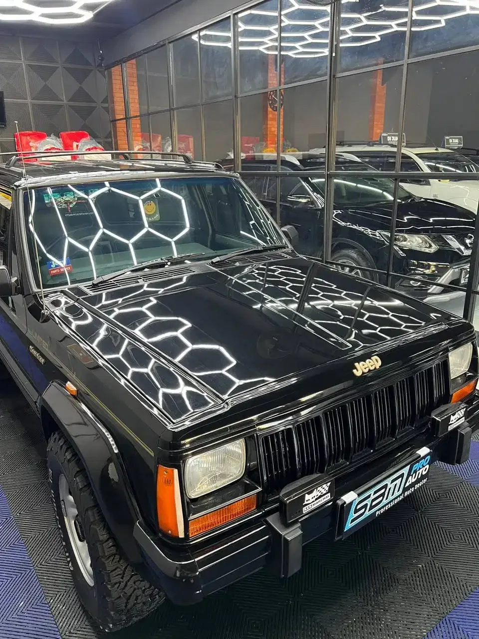 JEEP CHEROKEE 4.0 LIMITED 1997 HITAM AT - Image 3 of 10