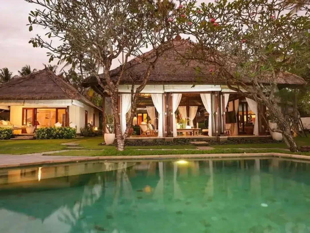 Dijual Villa Berlokasi Strategis & Langka, di Tepi Pantai Cemagi Bali - Image 1 of 10