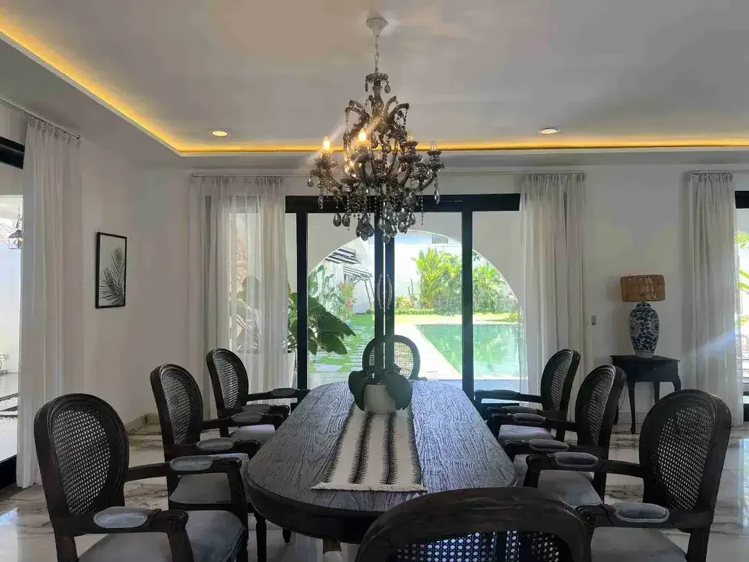 Luxury Villa Komersial Mewah 150 Meter ke Pantai Seminyak - Image 5 of 10