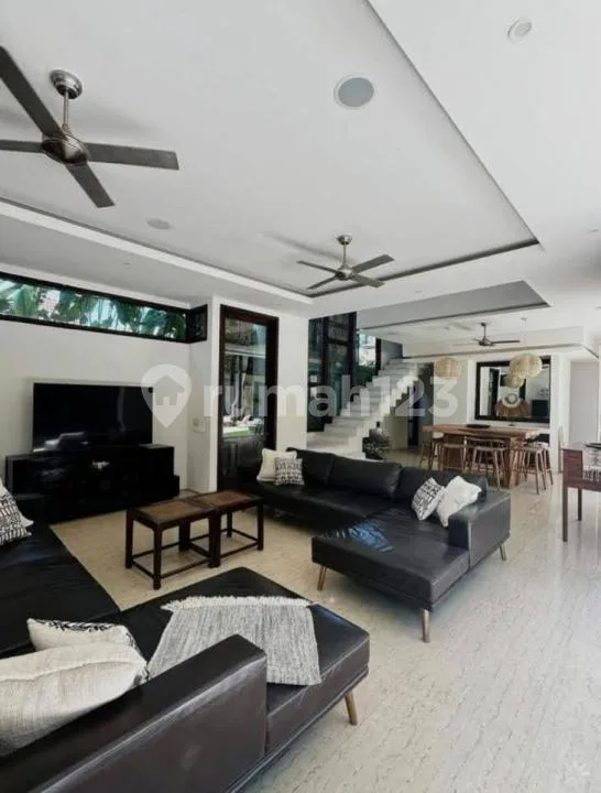 Villa Strategis With Pool Furnished Dekat Pantai di Seminyak - Image 1 of 4