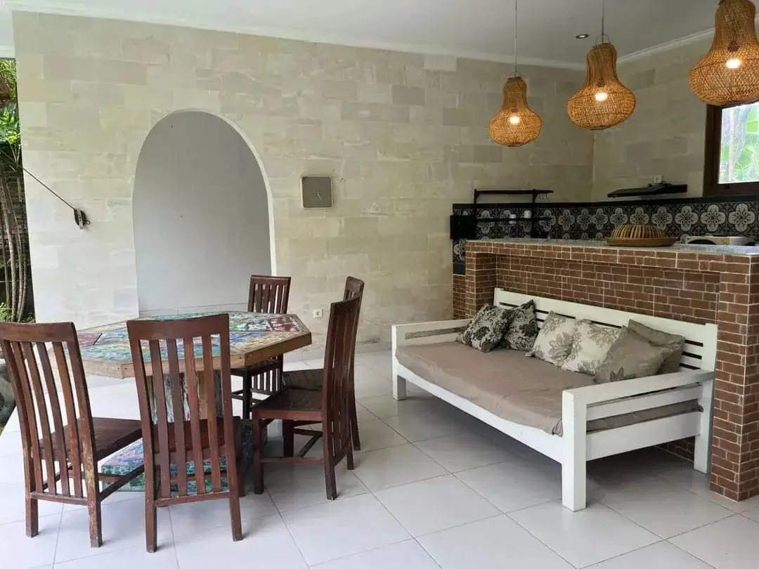 Disewakan villa cantik dengan lokasi strategis di kawasan Banjar Canggu, Kuta Utara – Bali. Cocok untuk tempat tinggal maupun investasi rental villa. - Image 3 of 10