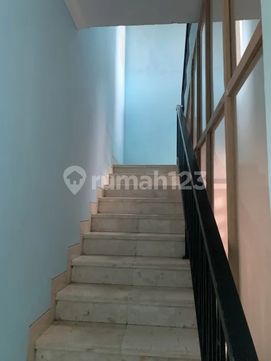 Rumah Siap Huni 3 Lantai Area Kerobokan - Image 4 of 4