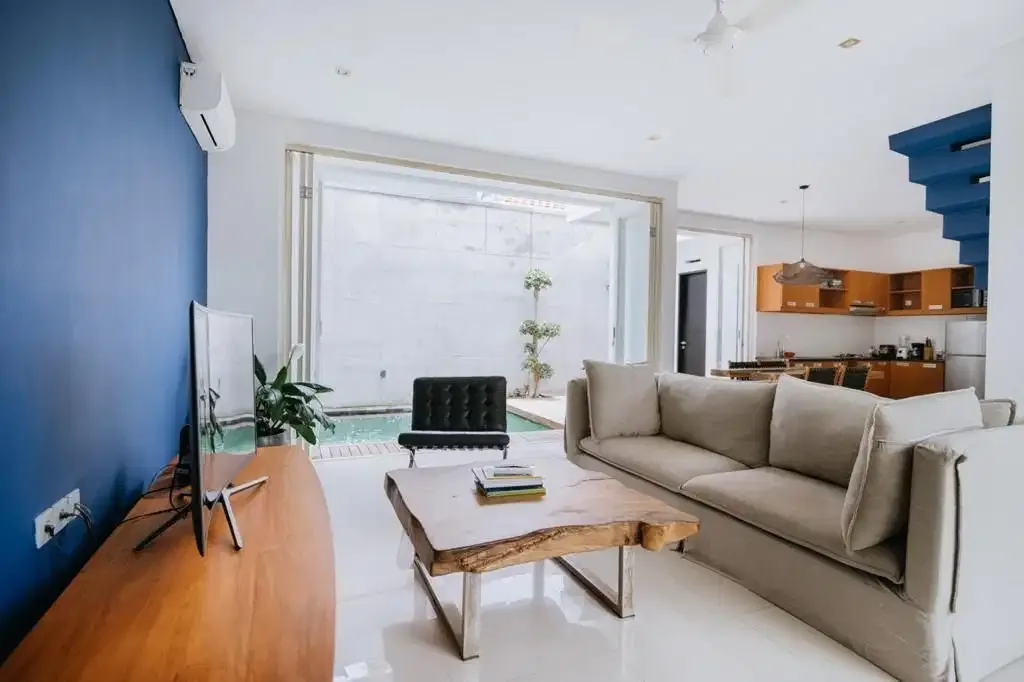 Dijual villa lantai 2 lingkungan nyaman lokasi bidadari seminyak - Image 1 of 10