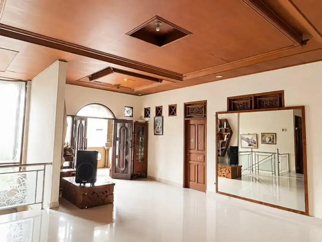 Rumah 2 Lantai 6 Kamar Tidur SHM Dijual di Cargo, Denpasar Utara - Image 5 of 6