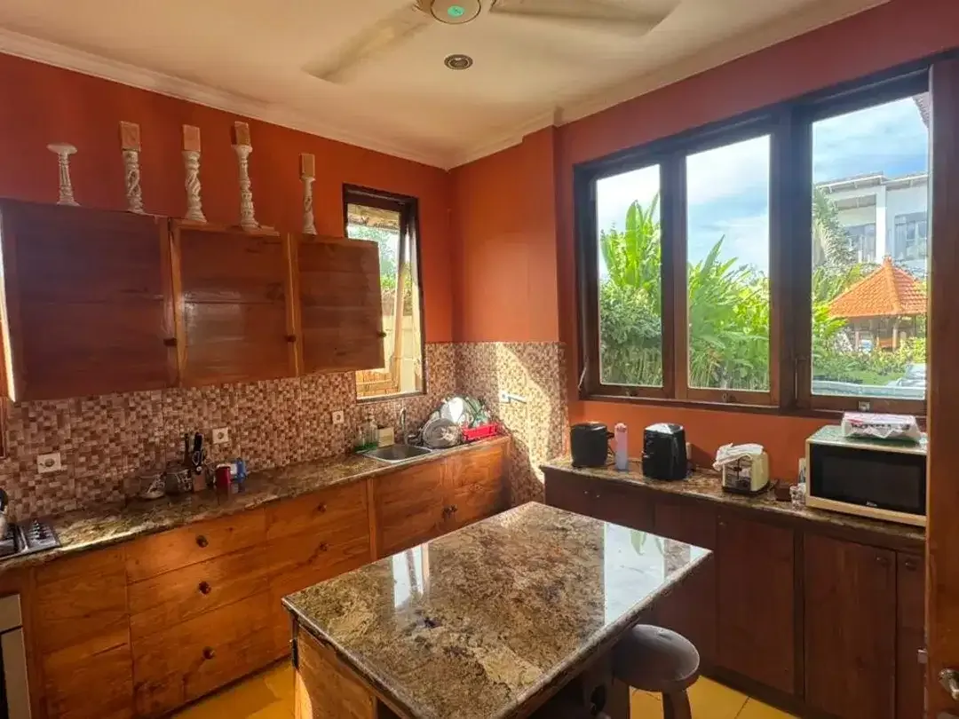DIJUAL VILLA BIG GARDEN DI SANUR   Villa nyaman dengan taman luas, berlokasi di kawasan Tunggak Bingin, Sanur, berada di lingkungan perumahan dan vill - Image 1 of 10